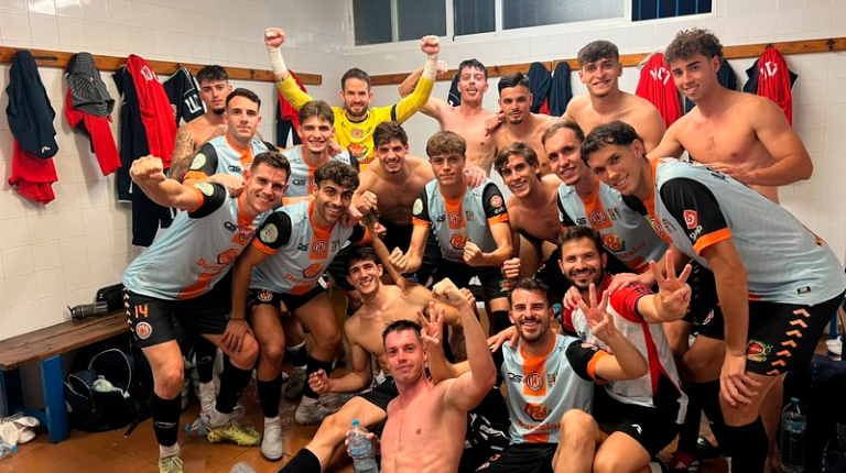 <i>Los jugadores del Ciudad de Torredonjimeno celebran el triunfo.</i>