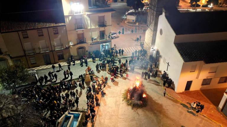 <i>Hoguera en celebración de la Candelaría, en Noalejo.</i>