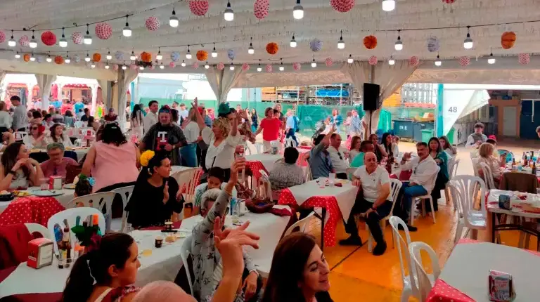 <i>Gente en una caseta de la Feria de San Lucas, en una imagen de archivo. / Diario Jaén.</i>