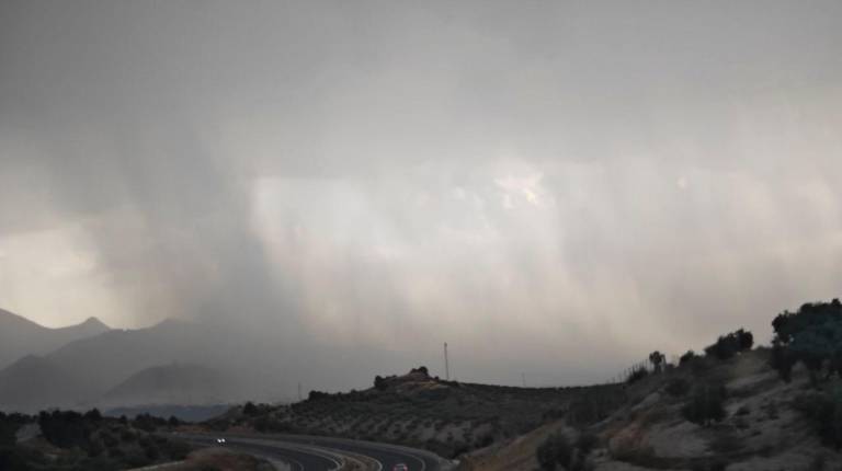 <i>La tormenta focalizada sobre Jaén capital vista desde la carretera de Mancha Real en lo más duro de la granizada / Diario JAÉN.</i>