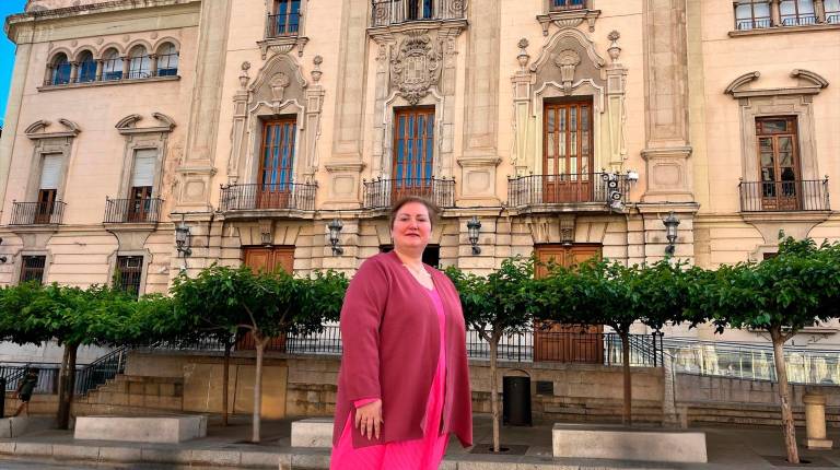 <i>La concejal popular Carmen Rueda frente al Ayuntamiento de Jaén.</i>