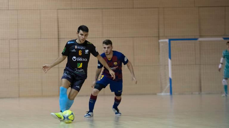 <span class=mln_uppercase_mln>DUDA</span><i>. Héctor Jover controla el balón ante el Barcelona.</i>