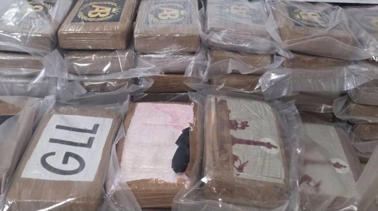 <i>Paquetes de cocaína incautados en el Puerto de Algeciras, al detener a tres sospechosos. / Guardia Civil.</i>
