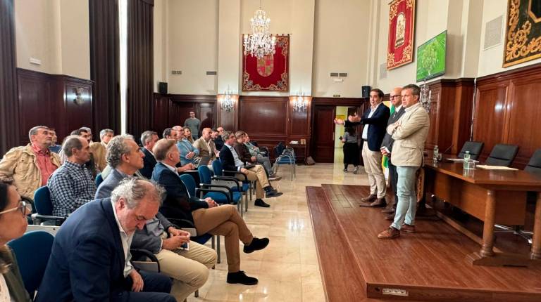 <i>Julio Millán y Manuel Fernández se reúnen con los vecinos de la zona, así como personal técnico. / Ayuntamiento de Jaén.</i>