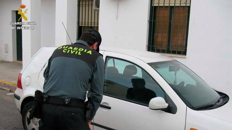 <i>Un agente de la Guardia Civil de Isla Cristina (Huelva). / Guardia Civil. </i>