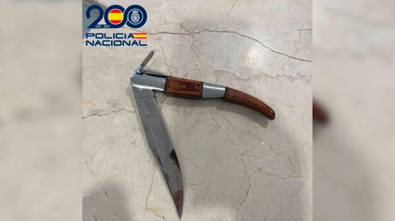 <i>Navaja intervenida al preso fugado. / Policía Nacional.</i>