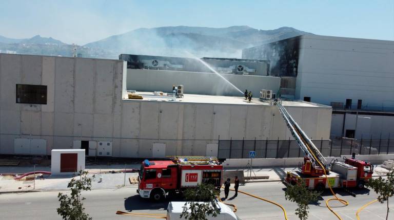 <i>Efectivos de bomberos apagan el fuego del centro comercial Jaén Plaza. / Diario JAÉN. </i>