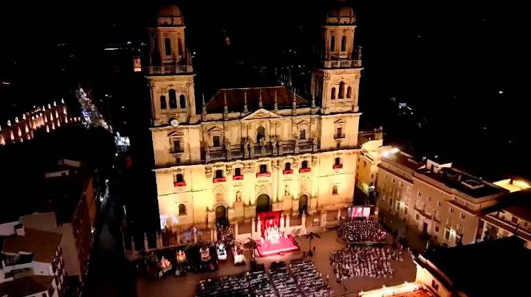 <i>Vista de pájaro de la llegada de las últimas cofradías a la Plaza de Santa María. / Diario JAÉN.</i>