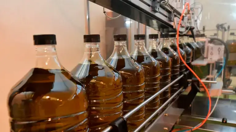 <i>Envasado de aceite de oliva. / Agustín Muñoz / Diario JAÉN.</i>