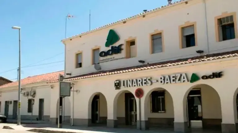 <i>Imagen de archivo de la estación Linares-Baeza. / Adif. </i>