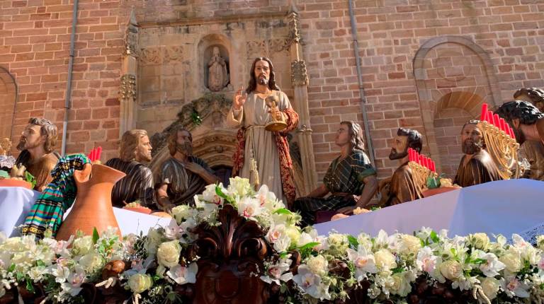 <i>La Santa Cena, la Virgen de la Alegría y el trono de La Borriquilla salen de sus iglesias para comenzar el recorrido por las calles linarenses. / Fotografías: Ana Belén Portellano.</i>