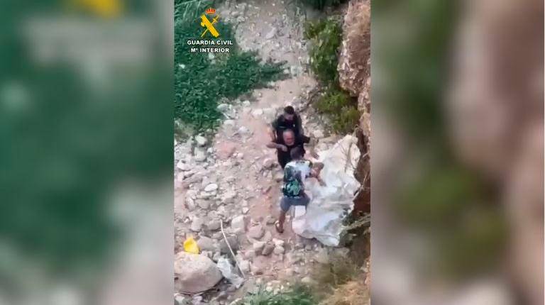 <i>Captura de pantalla del rescate del vecino de Arroyo del Ojanco. / Guardia Civil.</i>