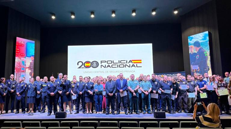 <i>Foto de familia de los 70 profesionales reconocidos. / Subdelegación del Gobierno.</i>