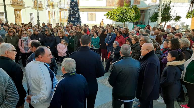 APOYO.<i> Vecinos de Villardompardo se concentran a las puertas del Ayuntamiento del municipio en repulsa por el crimen machista de Barcelona.</i>