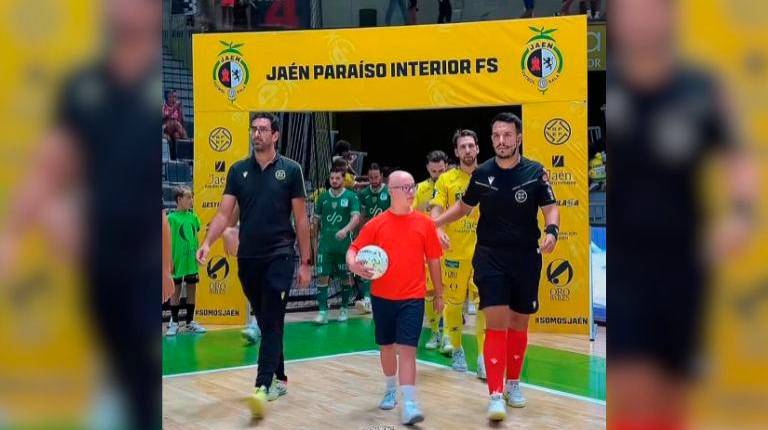 <i>Marcos Valsera sale al Olivo Arena en el partido Jaén Paraíso Interior-Inter JP Financial. / Jaén FS</i>