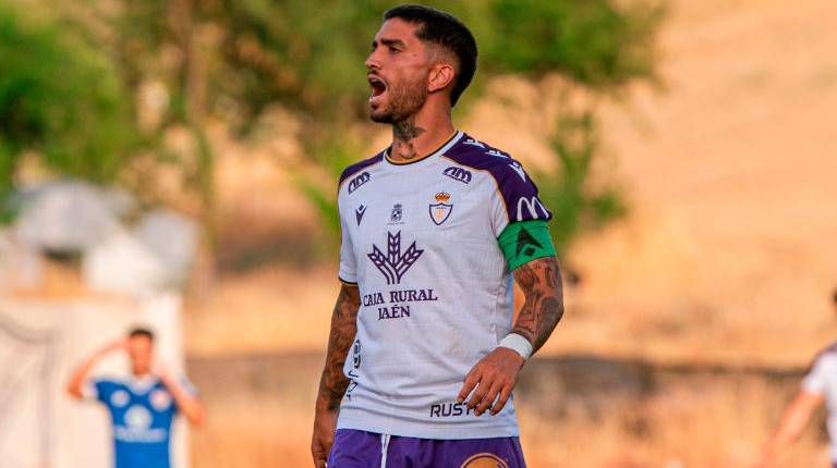 <i>Óscar Lozano da instrucciones durante el partido. / Miranda López / Real Jaén. </i>