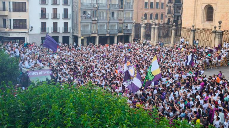 El Real Jaén convierte la Plaza de Santa María en una marea blanca