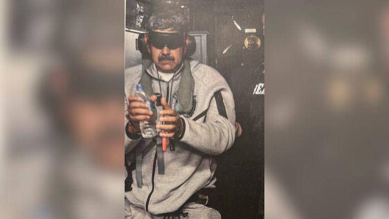 Primera imagen de Nicolás Maduro detenido a bordo del USS Iwo Jima. / Casa Blanca.