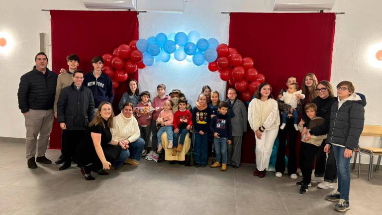 La parroquia de Cristo Rey recibe la visita de un paje de los Reyes Magos