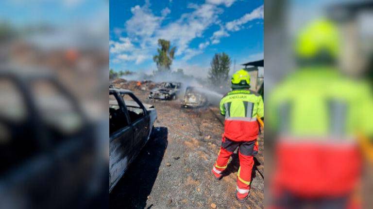 Calcinados tres coches en un incendio en La Parrilla