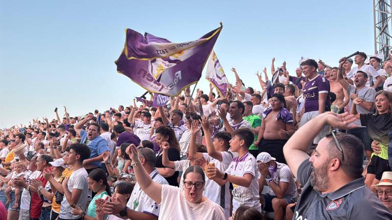 Aficionados del Real Jaén en el partido de vuelta del playoff ante el Atlético Central celebran uno de los goles que llevaron al club blanco hacia el ascenso. / Nicolás Collado / Diario JAÉN.