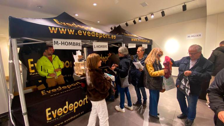 Primeras colas y mucho ambiente en el arranque de la entrega de dorsales de la San Antón