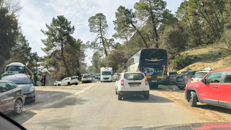 Grandes atascos en el Cruce de Vadillo para ver la Cerrada del Utrero
