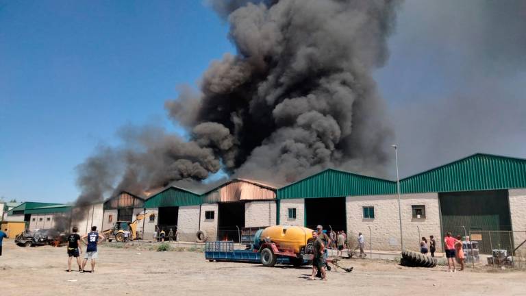 Tres naves afectadas por un aparatoso incendio en Villanueva de la Reina