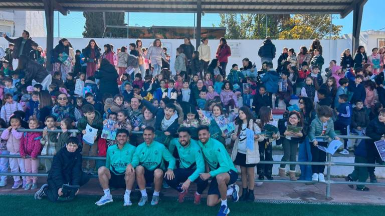 Más de 700 escolares arropan al Real Jaén en su entrenamiento en Torredelcampo
