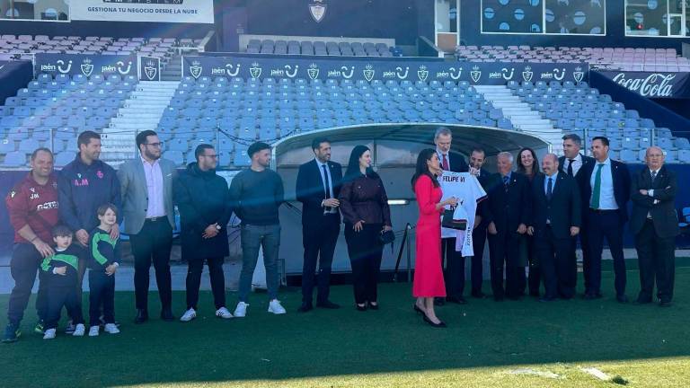 Felipe VI recuerda el Centenario del Real Jaén en su encuentro con el club en La Victoria