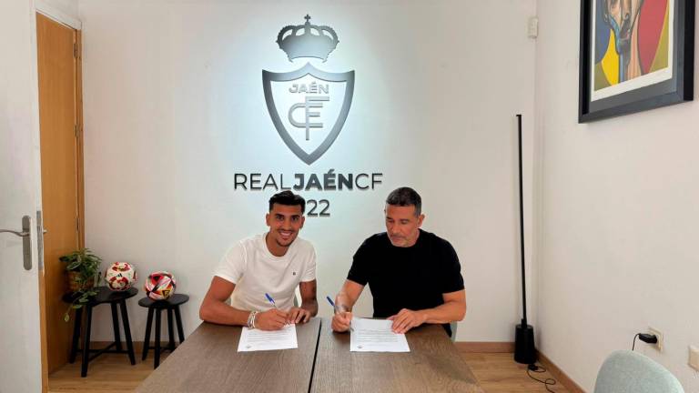 El Real Jaén solidifica su defensa con Álex Pavón