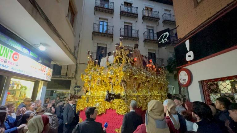 La Hermandad de la Santa Cena ilumina la noche en Jaén