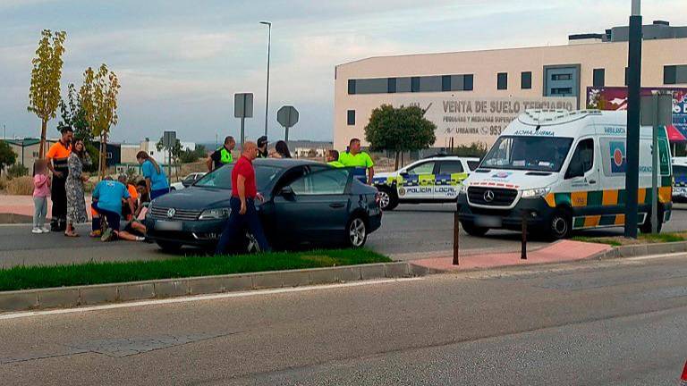 Un herido en Ronda de Marroquíes en el choque de un coche con un patinete