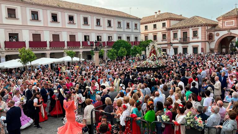 Andújar viste de flores a la Virgen de la Cabeza antes de su fin de semana grande