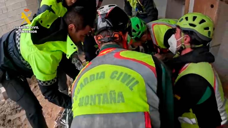 Así rescatan a un hombre con un pie fracturado y aislado en un cortijo de Quesada