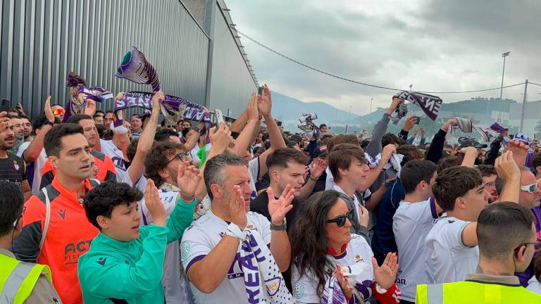 Espectacular recibimiento al Real Jaén en su estadio antes del partido
