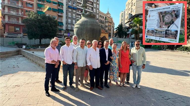 <i>Julio Millán y los empresarios en la Plaza de la Constitución. </i>