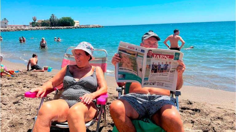 <i>Jiennenses en la costa malagueña de Fuengirola leyendo Diario JAÉN. </i>