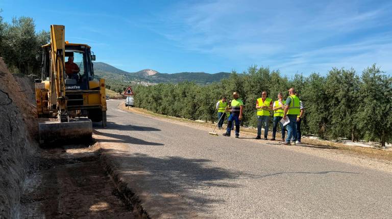 Comienzan los arreglos de la carretera que une Torredelcampo con Garcíez