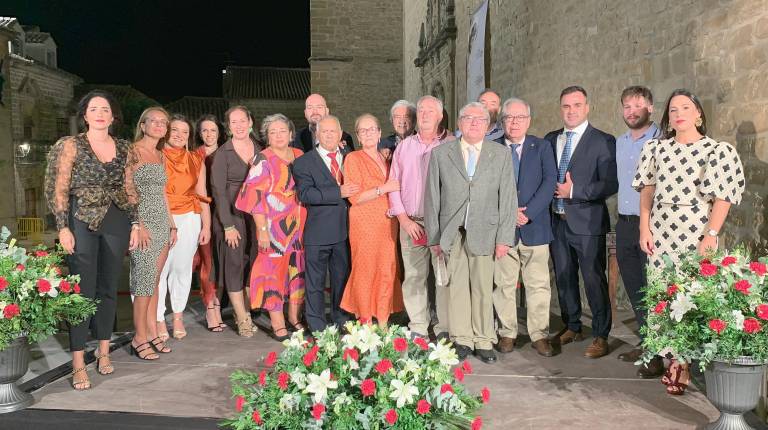 <i>Grupo de autoridades y ciudadanos posan juntos tras la celebración de la II Gala de Honores y Distinciones de la Villa de Begíjar. / Pablo Espinosa Luna / Diario JAÉN. </i>