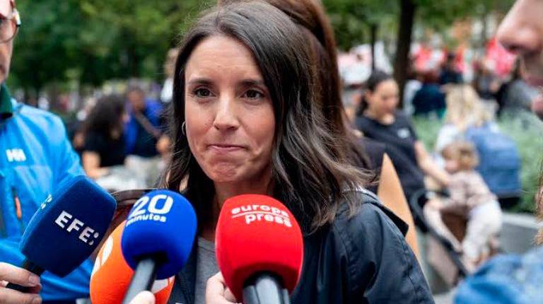 <i>La secretaria política de Podemos y eurodiputada, Irene Montero, atiende a los medios durante la manifestación para exigir una reducción del precio de los alquileres de la vivienda, a 3 de octubre de 2026, en Madrid (España). / Aranda Manjón / Europa Press.</i>