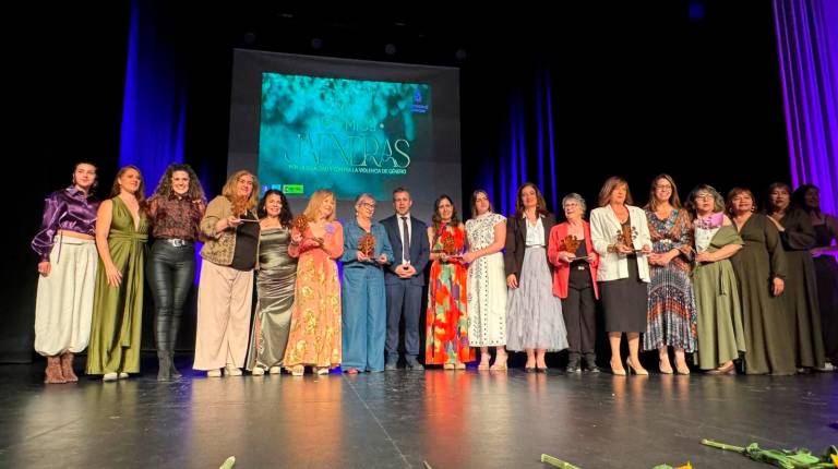 <i>Foto de familia de las galardonadas. / Ayuntamiento de Jaén.</i>