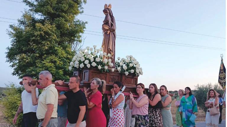 <i>Anderos llevando a hombros a la Virgen del Soto. / Adrián Claudio Bonache / Diario JAÉN. </i>