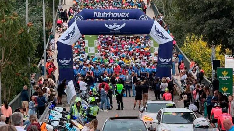 <i>Un mar de ciclistas se agolpa bajo el arco de meta antes del comienzo de una emocionante carrera en un entorno natural. / Nutrinovex. </i>