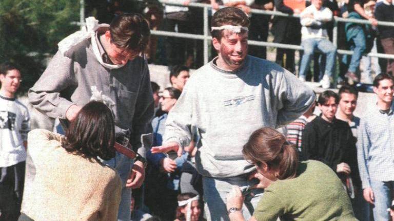 <i>Los alumnos de primer curso tuvieron que cantar, bailar, descalzarse y abofetearse ante la vista de centenares de estudiantes. / Archivo Histórico de Diario JAÉN.</i>