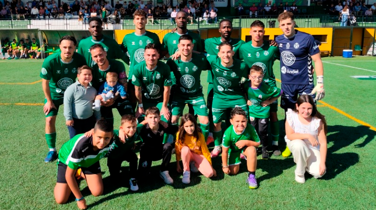 <i>Formación del Atlético Mancha Real en La Juventud ante el Alhaurino. / Atlético Mancha Real.</i>