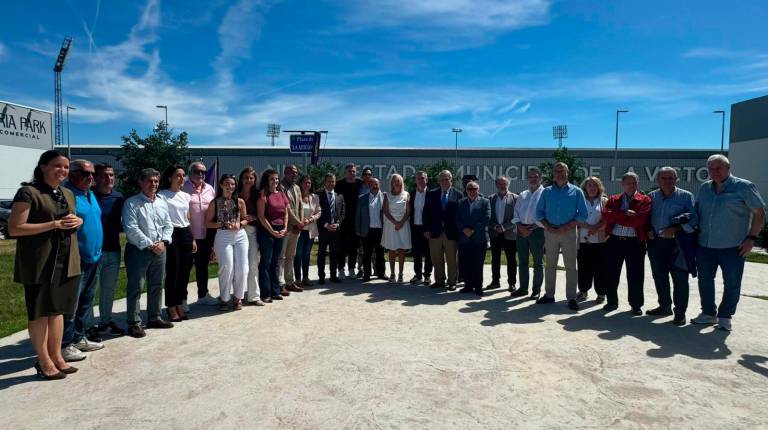 <i>Autoridades, directivos del Real Jaén y periodistas deportivos durante la inauguración. / Ayuntamiento de Jaén.</i>