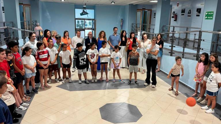 <i>Julio Millán visitas las escuelas de verano. / Ayuntamiento de Jaén.</i>