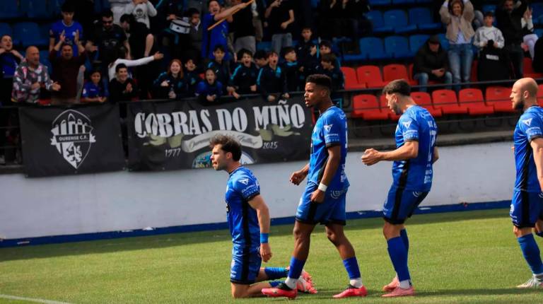 <i>Nacho Castillo celebra de rodillas con un gol con el Ourense. / La Región.</i>