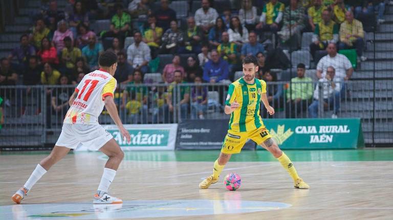 <i>Eloy Rojas y Leandrinho, en una jugada del partido de la primera vuelta en el Olivo Arena. / Jaén Paraíso Interior FS</i>